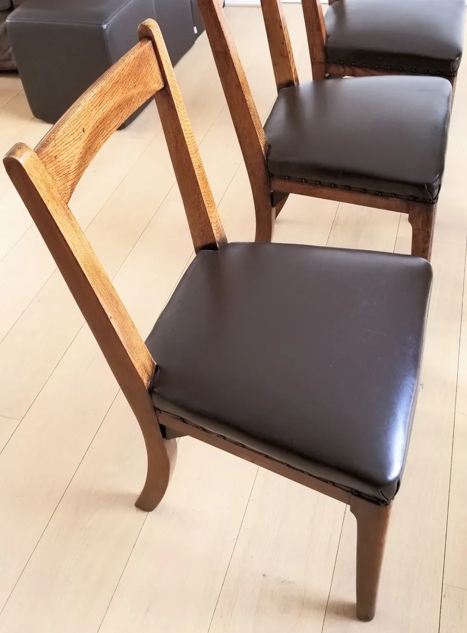 Chaises en bois avec assises sombres