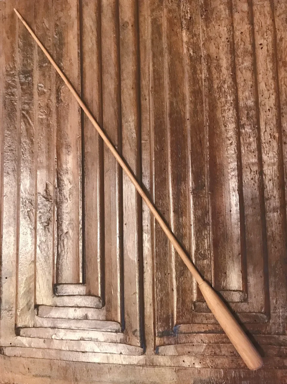 Baguette en bois devant des boiseries